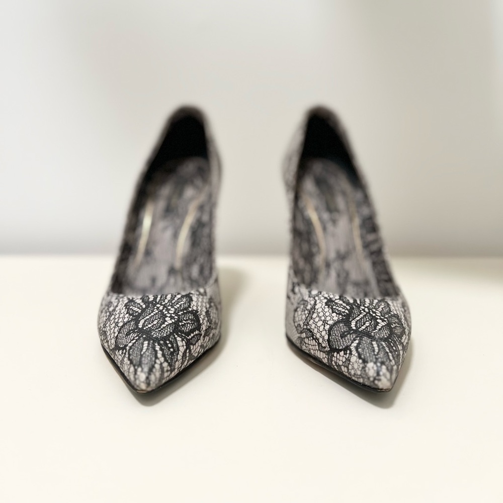 GORGEOUS DOLCE & GABBANA BLACK CHANTILLY LACE PRINTED LEATHER POINTED TOE PUMPS‎ - Picture 3 of 12